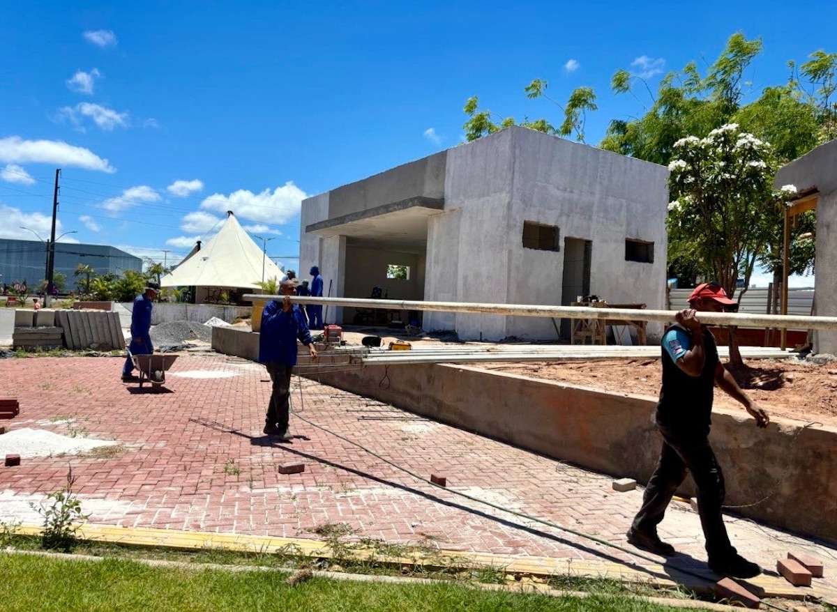 Arembepe e Imbassaí recebem obras de infraestrutura turística promovidas pelo Governo da Bahia. Em Arembepe, a praça Santa Rita, com quase 6 mil m², terá novo piso, iluminação, acessibilidade, anfiteatro e sede do SAT. Em Imbassaí, o CAT ocupa área de 5 mil m² e contará com receptivo, cafeteria, espaços culturais e capacitação. As obras registravam 70% e 33% de execução, respectivamente, na vistoria de 30/09/2026.