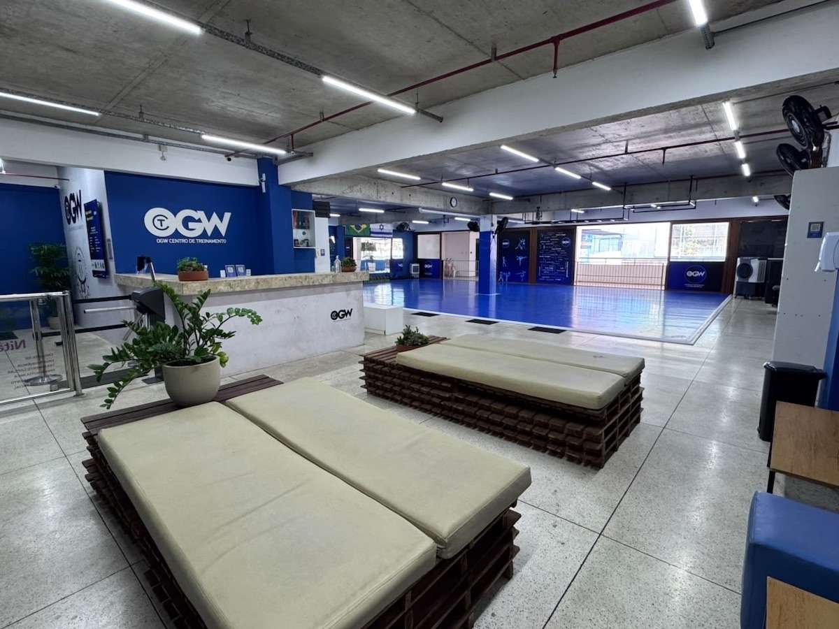 O CT OGW completa dez anos e promove, no sábado (10/10/2026), um festival gratuito na Associação Atlética da Bahia, na Barra, em Salvador. Das 8h às 13h, serão realizadas 28 oficinas de 25 minutos em quatro espaços simultâneos. A programação inclui Krav Maga, Muay Thai, Judô, Boxe, Aikido, Parkour, Ginástica Rítmica, Tai Chi Chuan e Pilates, com participação de crianças, jovens e adultos.