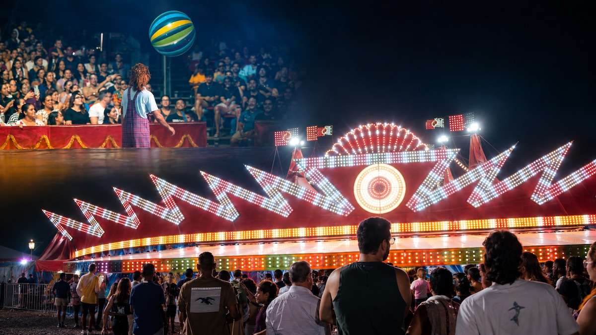 capital baiana, e registrou sessões lotadas no primeiro fim de semana. Instalado na Avenida Paralela, próximo à estação de metrô Tamburugy, o circo reúne atrações como Globo da Morte com seis motocicletas, ilusionismo, Transformers, números aéreos e malabarismo. Segundo a organização, a estrutura utiliza mais de 900 toneladas de equipamentos e oferece ambiente climatizado. Os ingressos são vendidos pela internet e na bilheteria.