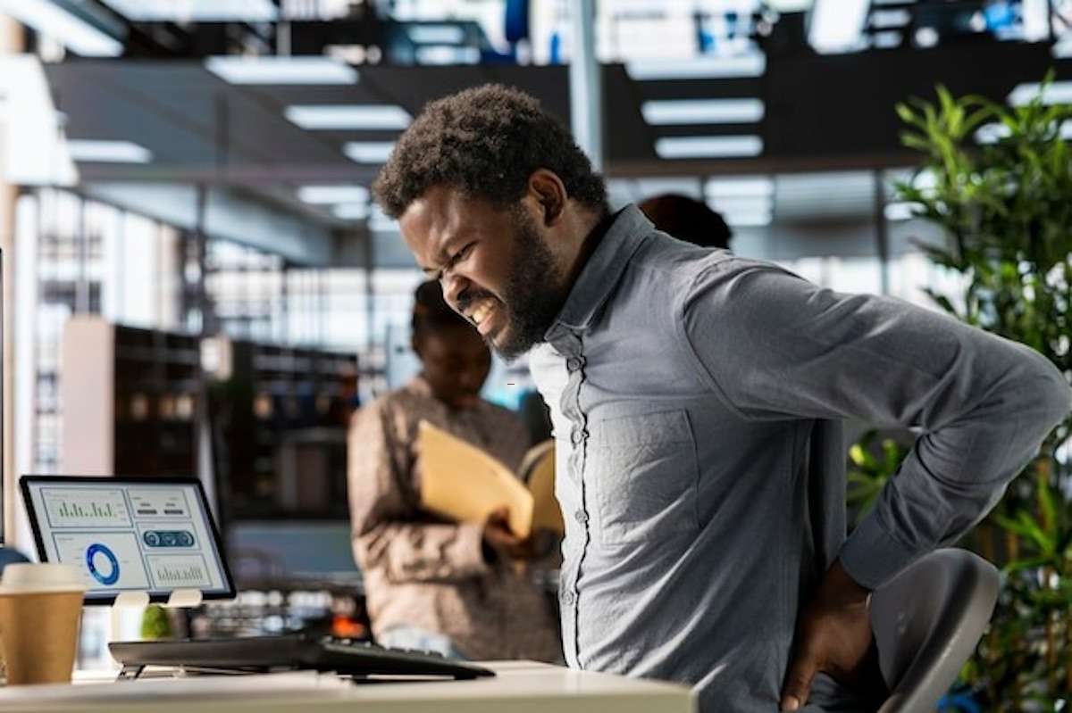 Dor nas costas lidera afastamentos do trabalho no Brasil em 2025, com 237 mil benefícios concedidos pelo INSS