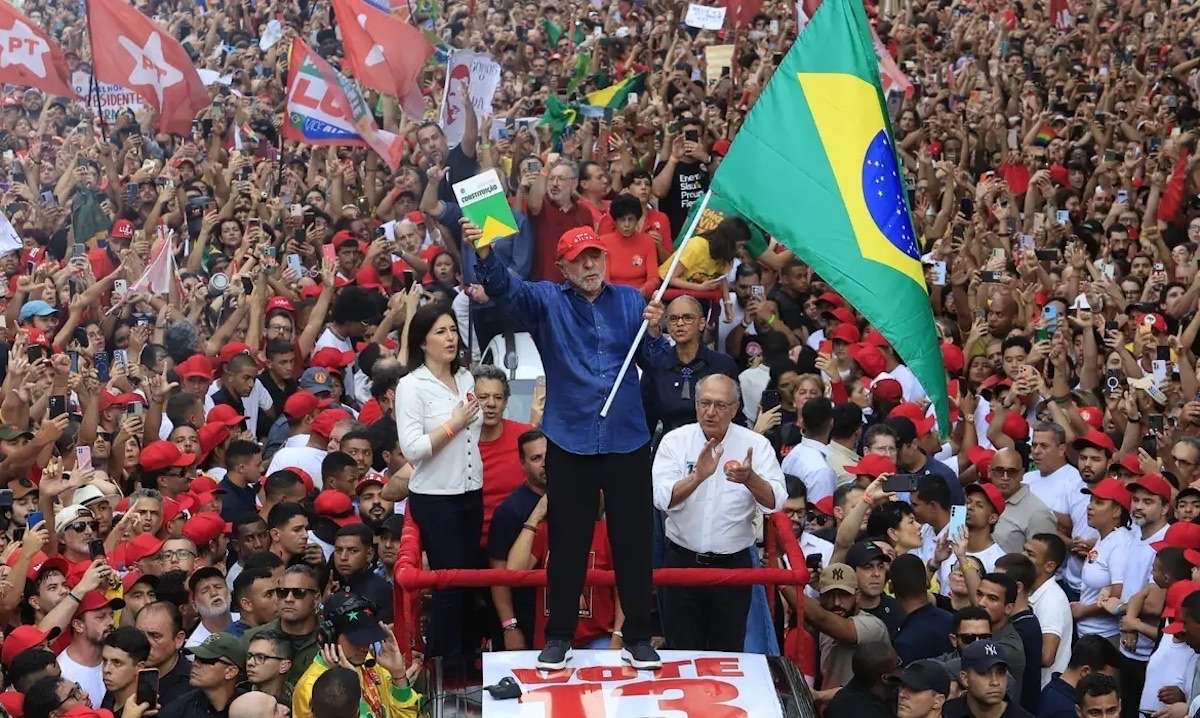Luiz Inácio Lula da Silva foi reeleito presidente em 25 de outubro de 2026, com 64.256.232 votos, equivalentes a 51,79% dos válidos. Flávio Bolsonaro recebeu 48,21%. A campanha de Lula combinou mobilização digital, atos públicos e propostas para saúde, educação, segurança e economia. A vitória garante ao petista um quarto mandato presidencial, previsto para começar em janeiro de 2027, e abre uma nova etapa de implementação das propostas apresentadas durante a disputa.