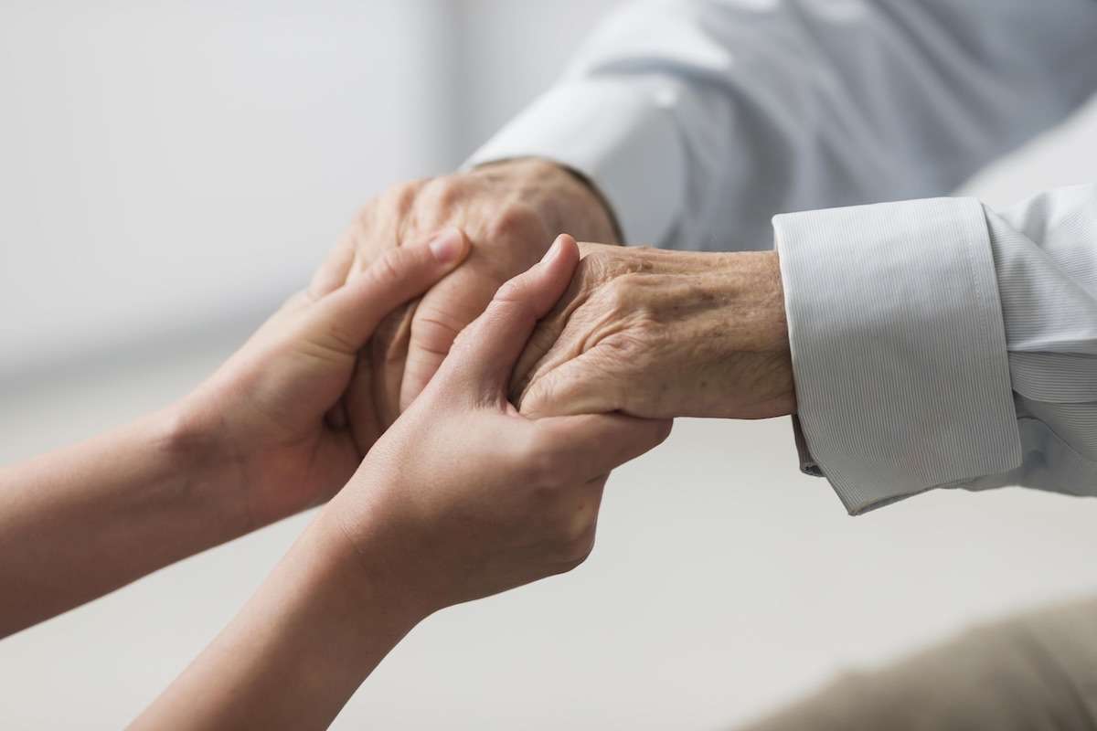 No Dia Nacional do Idoso, o Hospital Ortopédico do Estado da Bahia destaca medidas para prevenir quedas e fraturas entre pessoas com 60 anos ou mais. A unidade atende mais de 2 mil idosos mensalmente em consultas e cerca de 1.300 p
