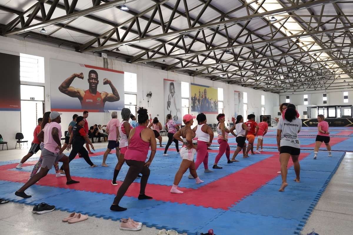 A Sudesb realizou, na sexta-feira (16/10/2026), um aulão do Outubro Rosa no Centro de Boxe e Artes Marciais Waldemar Santana, em Salvador. A atividade reuniu praticantes de jiu-jitsu, judô e karatê, além de oferecer alongamentos, dança, musculação e relaxamento. Juliana Camões destacou o papel do esporte na conscientização sobre a prevenção. O Núcleo de Esportes de Luta e Combate mantém vagas abertas, com inscrições presenciais e documentação exigida para matrícula.