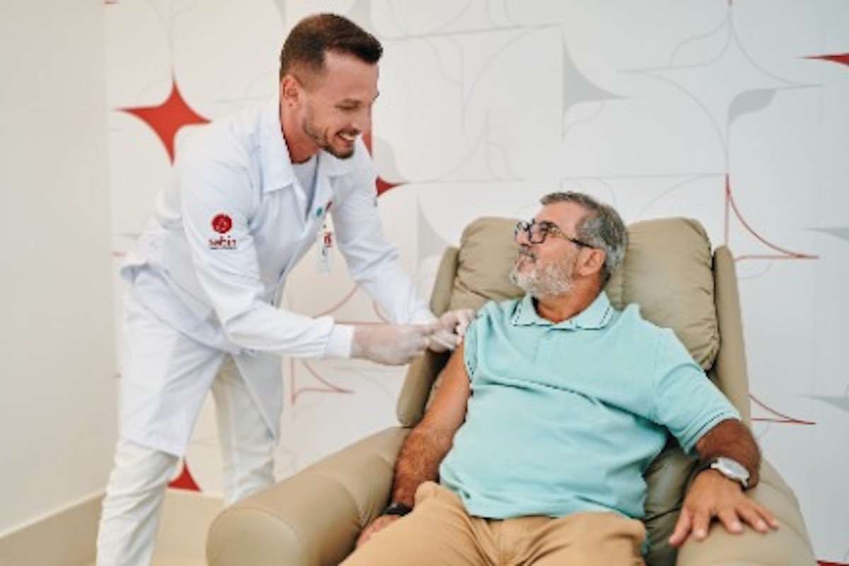 Vacina tem eficácia de 97% e ajuda a prevenir dores prolongadas; veja quem pode se imunizar